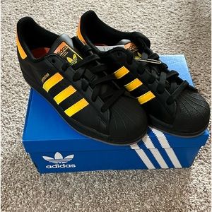 ⭐️ Adidas Superstar Youth shoes 5.5